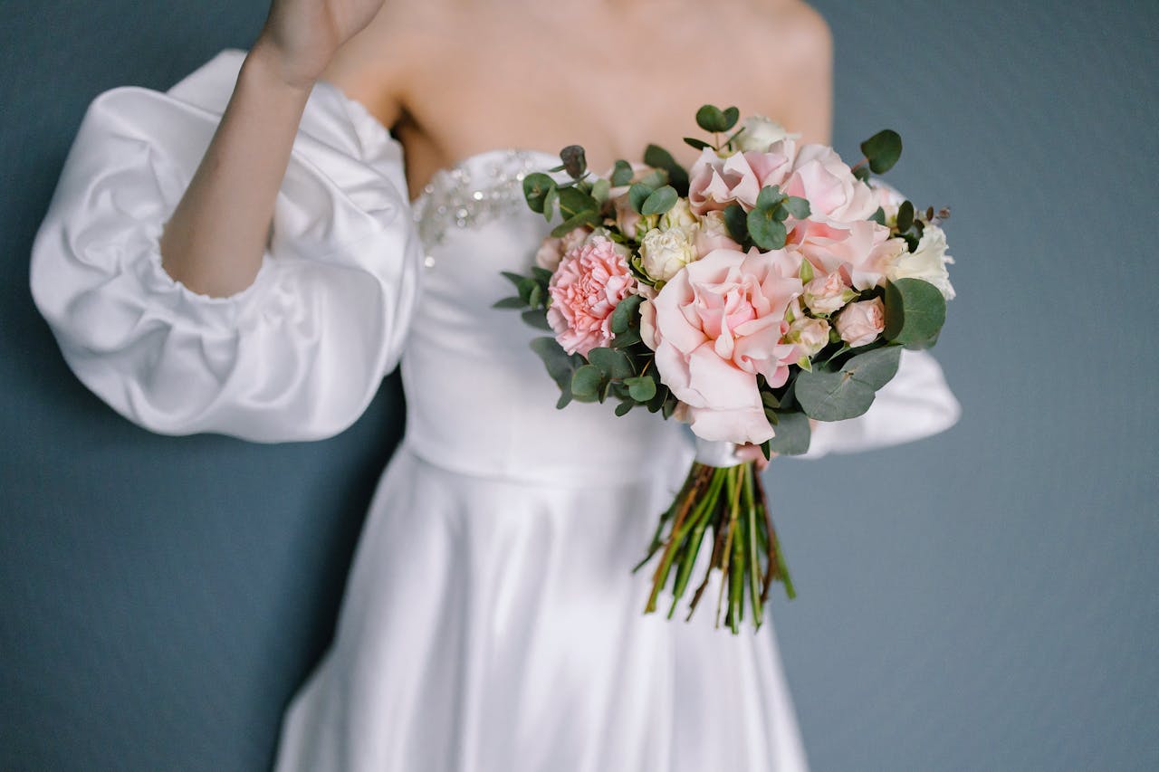 Detalles delicados del vestido y ramos de novia